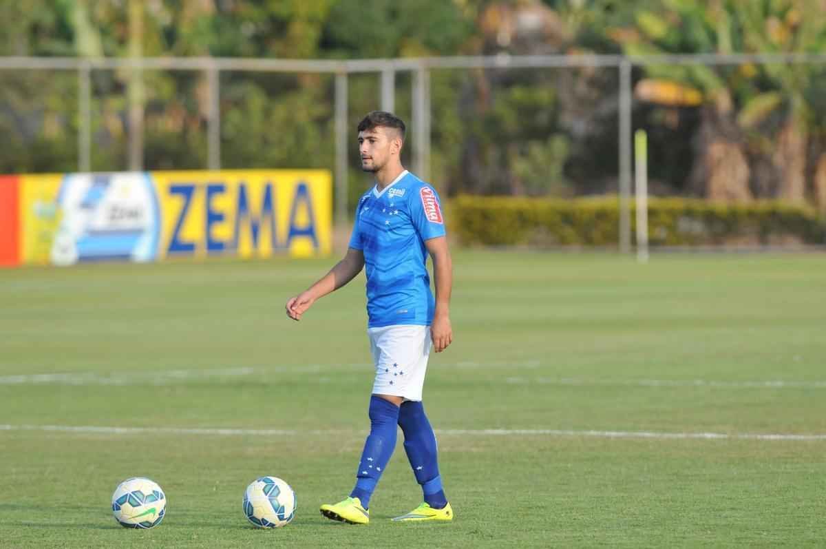 Imagens do treino do Cruzeiro nesta quarta-feira, na Toca da Raposa II, com a participao de Alisson, que entra nos planos de Vanderlei Luxemburgo para o jogo contra o So Paulo no domingo, no Morumbi