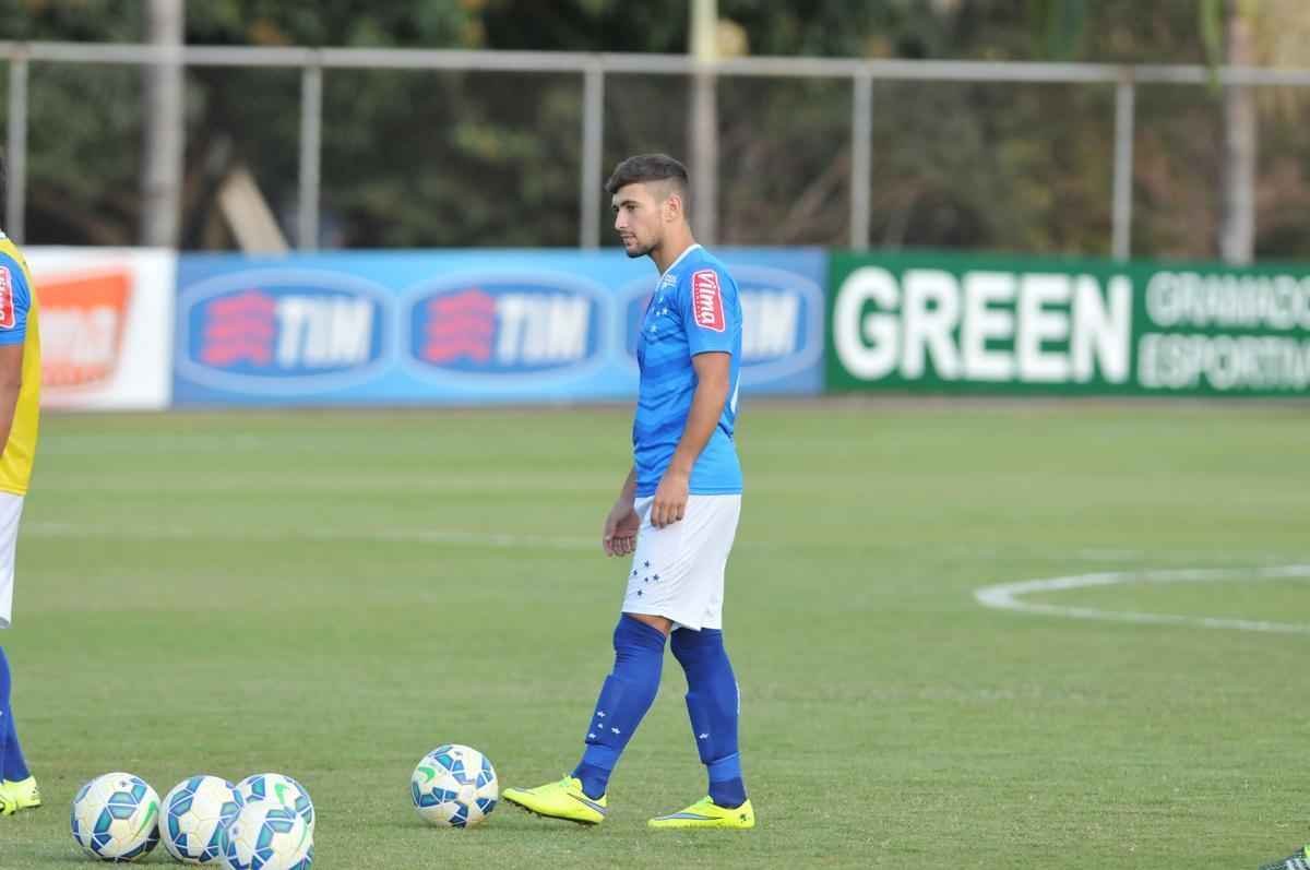 Imagens do treino do Cruzeiro nesta quarta-feira, na Toca da Raposa II, com a participao de Alisson, que entra nos planos de Vanderlei Luxemburgo para o jogo contra o So Paulo no domingo, no Morumbi