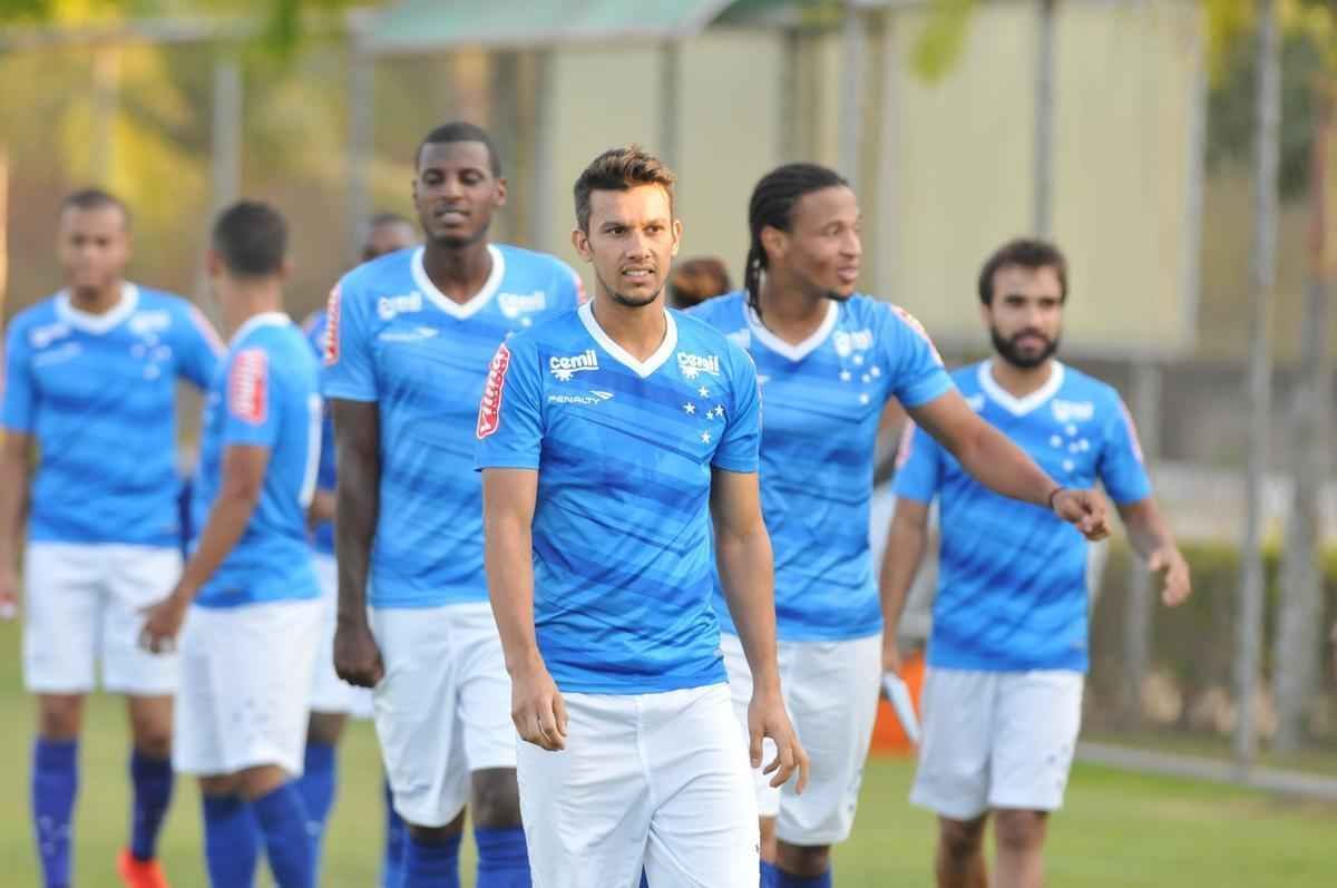 Imagens do treino do Cruzeiro nesta quarta-feira, na Toca da Raposa II, com a participao de Alisson, que entra nos planos de Vanderlei Luxemburgo para o jogo contra o So Paulo no domingo, no Morumbi
