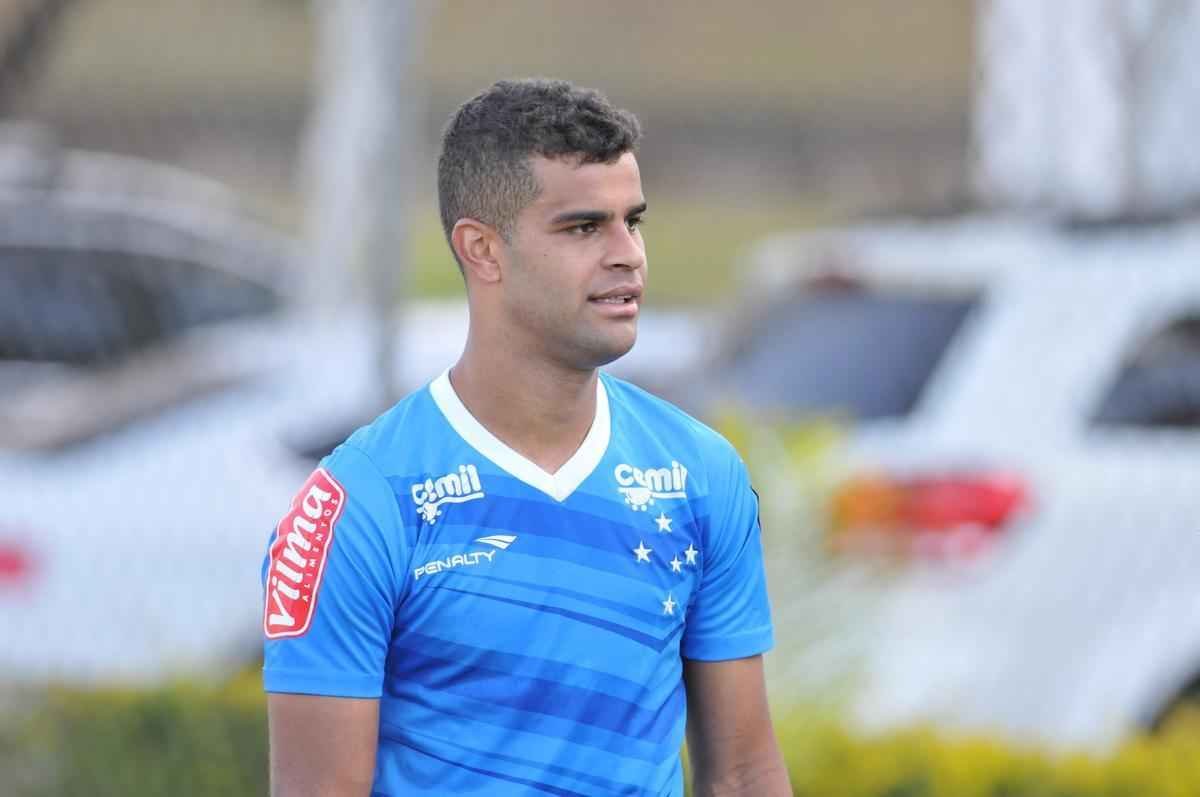 Imagens do treino do Cruzeiro nesta quarta-feira, na Toca da Raposa II, com a participao de Alisson, que entra nos planos de Vanderlei Luxemburgo para o jogo contra o So Paulo no domingo, no Morumbi