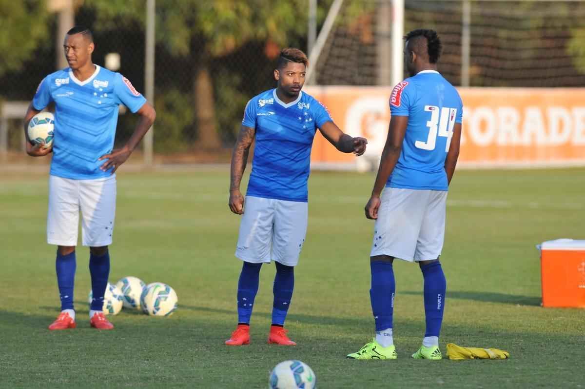 Imagens do treino do Cruzeiro nesta quarta-feira, na Toca da Raposa II, com a participao de Alisson, que entra nos planos de Vanderlei Luxemburgo para o jogo contra o So Paulo no domingo, no Morumbi