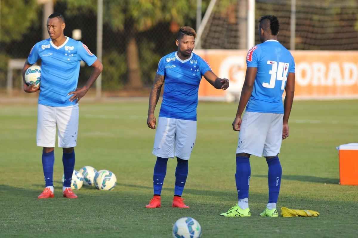 Imagens do treino do Cruzeiro nesta quarta-feira, na Toca da Raposa II, com a participao de Alisson, que entra nos planos de Vanderlei Luxemburgo para o jogo contra o So Paulo no domingo, no Morumbi
