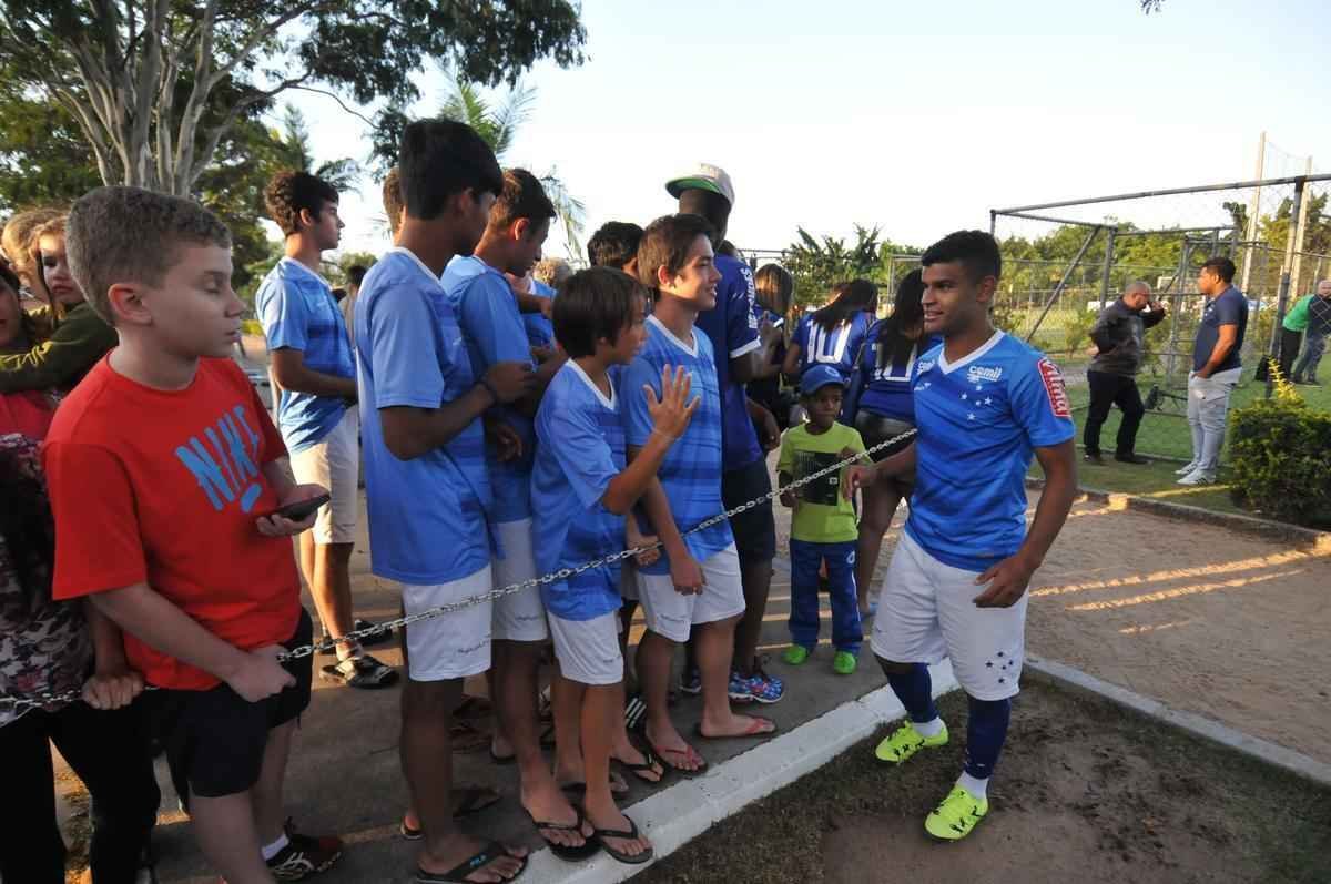 Imagens do treino do Cruzeiro nesta quarta-feira, na Toca da Raposa II, com a participao de Alisson, que entra nos planos de Vanderlei Luxemburgo para o jogo contra o So Paulo no domingo, no Morumbi