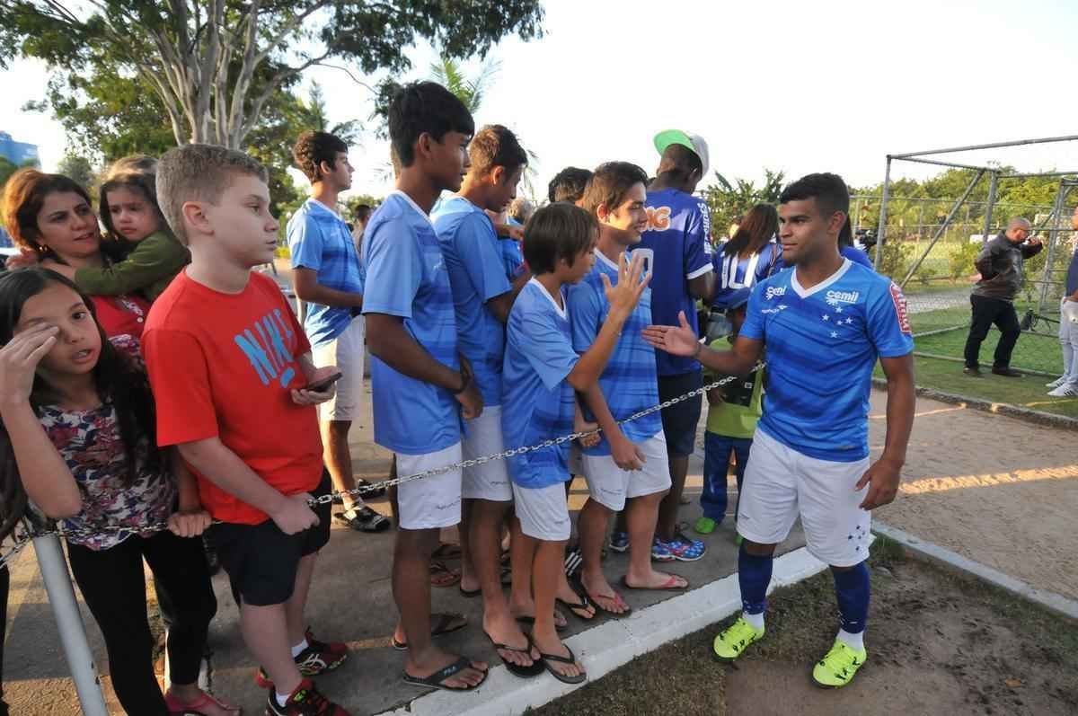 Imagens do treino do Cruzeiro nesta quarta-feira, na Toca da Raposa II, com a participao de Alisson, que entra nos planos de Vanderlei Luxemburgo para o jogo contra o So Paulo no domingo, no Morumbi