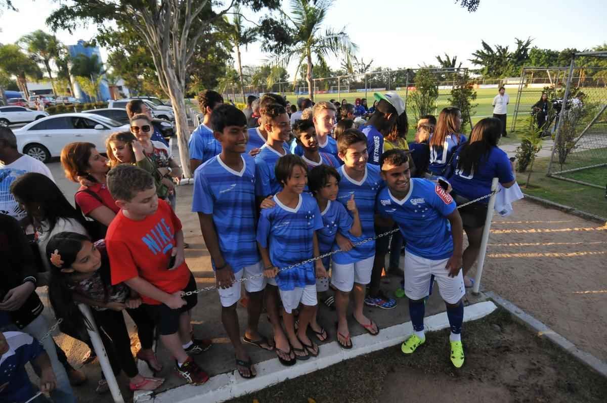Imagens do treino do Cruzeiro nesta quarta-feira, na Toca da Raposa II, com a participao de Alisson, que entra nos planos de Vanderlei Luxemburgo para o jogo contra o So Paulo no domingo, no Morumbi