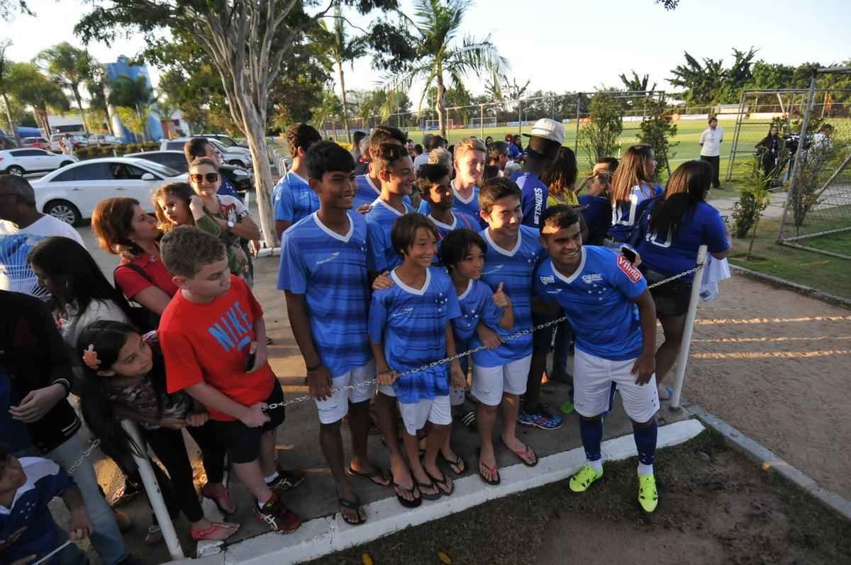 Imagens do treino do Cruzeiro nesta quarta-feira, na Toca da Raposa II, com a participao de Alisson, que entra nos planos de Vanderlei Luxemburgo para o jogo contra o So Paulo no domingo, no Morumbi
