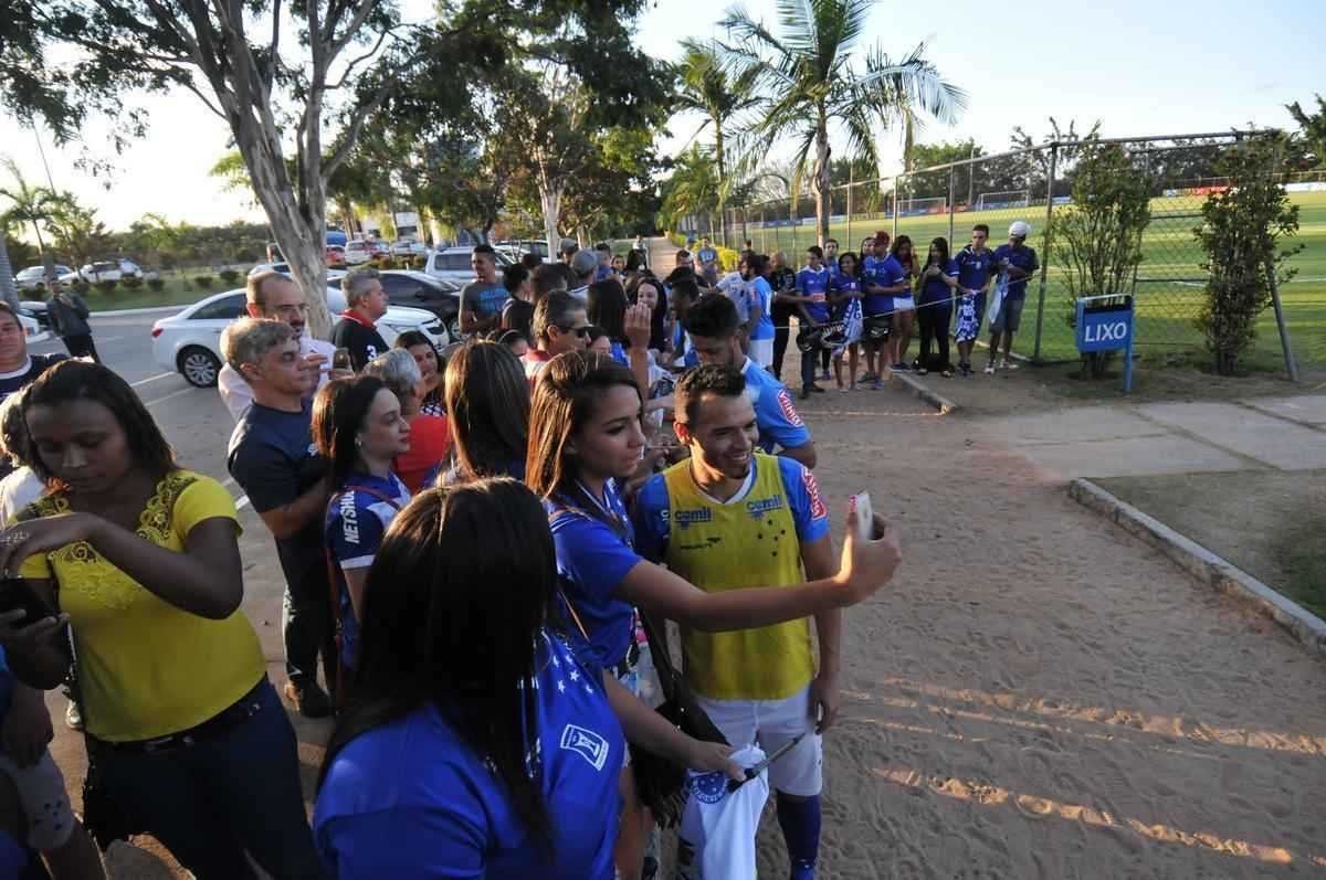 Imagens do treino do Cruzeiro nesta quarta-feira, na Toca da Raposa II, com a participao de Alisson, que entra nos planos de Vanderlei Luxemburgo para o jogo contra o So Paulo no domingo, no Morumbi