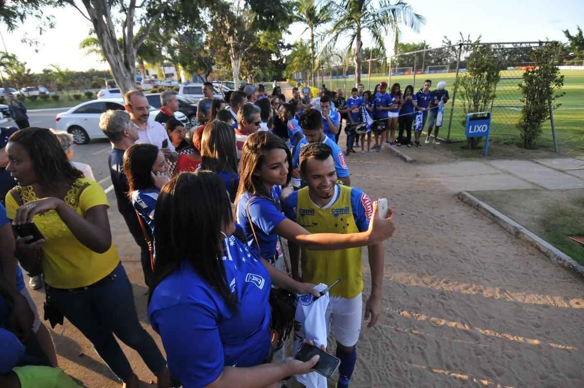 Imagens do treino do Cruzeiro nesta quarta-feira, na Toca da Raposa II, com a participao de Alisson, que entra nos planos de Vanderlei Luxemburgo para o jogo contra o So Paulo no domingo, no Morumbi