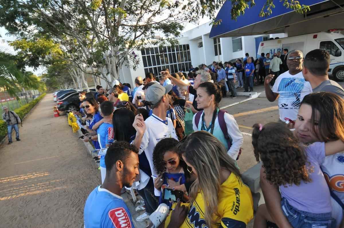 Imagens do treino do Cruzeiro nesta quarta-feira, na Toca da Raposa II, com a participao de Alisson, que entra nos planos de Vanderlei Luxemburgo para o jogo contra o So Paulo no domingo, no Morumbi
