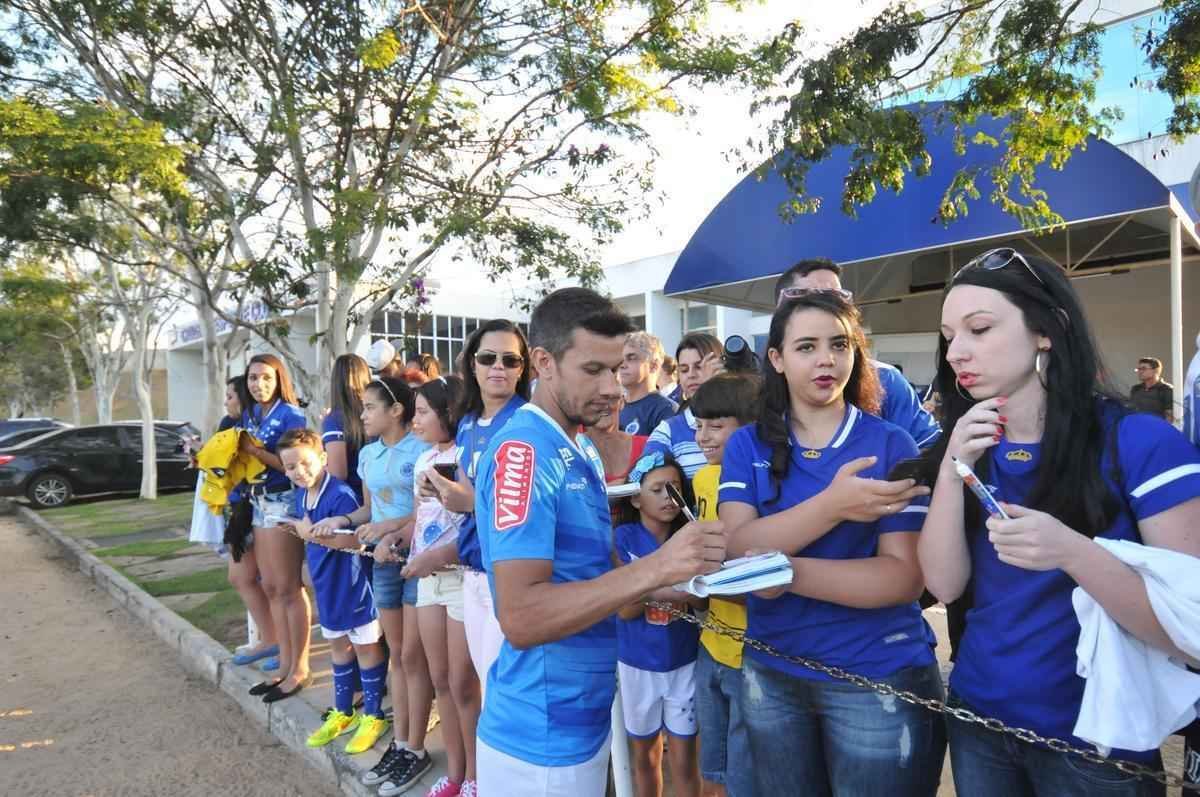 Imagens do treino do Cruzeiro nesta quarta-feira, na Toca da Raposa II, com a participao de Alisson, que entra nos planos de Vanderlei Luxemburgo para o jogo contra o So Paulo no domingo, no Morumbi
