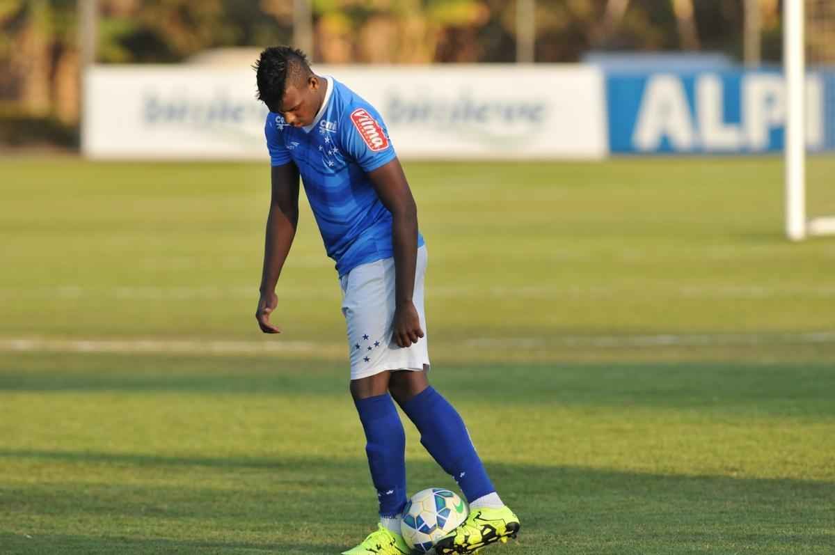 Imagens do treino do Cruzeiro nesta quarta-feira, na Toca da Raposa II, com a participao de Alisson, que entra nos planos de Vanderlei Luxemburgo para o jogo contra o So Paulo no domingo, no Morumbi