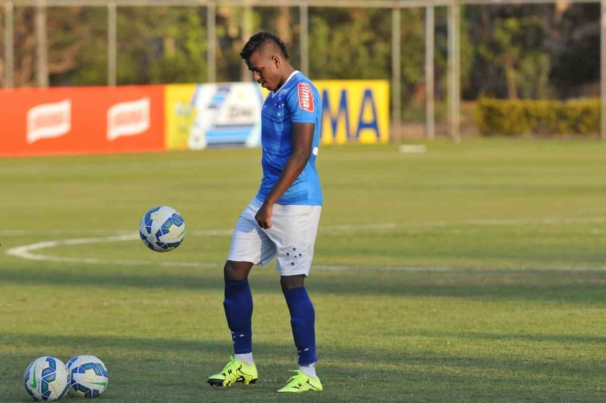 Imagens do treino do Cruzeiro nesta quarta-feira, na Toca da Raposa II, com a participao de Alisson, que entra nos planos de Vanderlei Luxemburgo para o jogo contra o So Paulo no domingo, no Morumbi