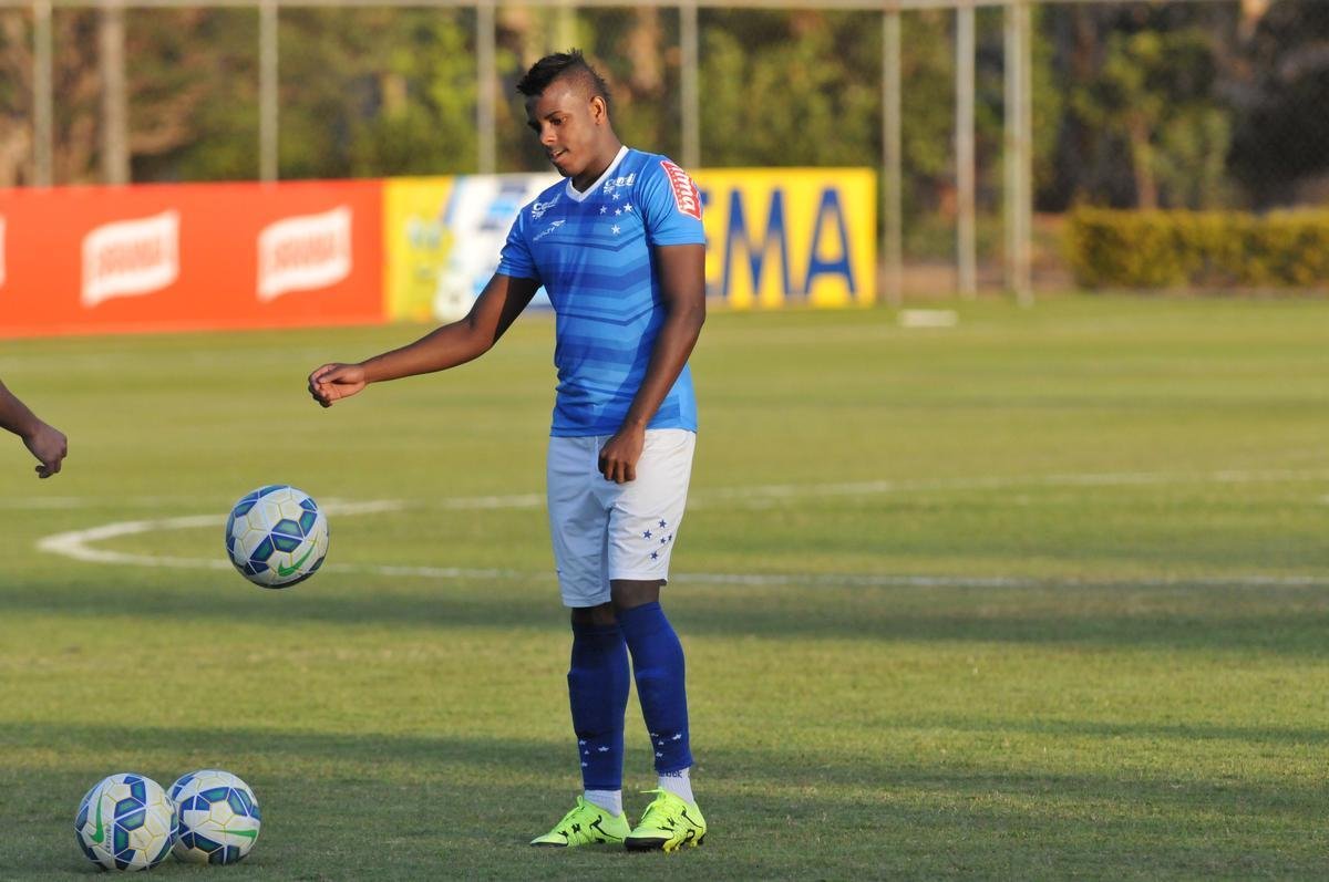 Imagens do treino do Cruzeiro nesta quarta-feira, na Toca da Raposa II, com a participao de Alisson, que entra nos planos de Vanderlei Luxemburgo para o jogo contra o So Paulo no domingo, no Morumbi