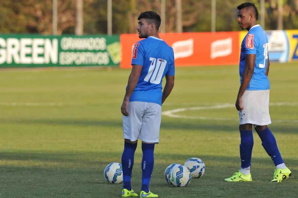Imagens do treino do Cruzeiro nesta quarta-feira, na Toca da Raposa II, com a participao de Alisson, que entra nos planos de Vanderlei Luxemburgo para o jogo contra o So Paulo no domingo, no Morumbi