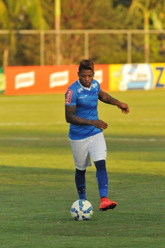 Imagens do treino do Cruzeiro nesta quarta-feira, na Toca da Raposa II, com a participao de Alisson, que entra nos planos de Vanderlei Luxemburgo para o jogo contra o So Paulo no domingo, no Morumbi