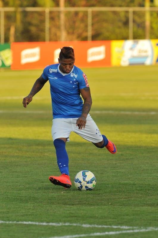 Imagens do treino do Cruzeiro nesta quarta-feira, na Toca da Raposa II, com a participao de Alisson, que entra nos planos de Vanderlei Luxemburgo para o jogo contra o So Paulo no domingo, no Morumbi