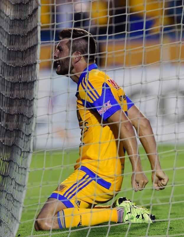 Imagens da derrota e eliminao do Internacional na Copa Libertadores