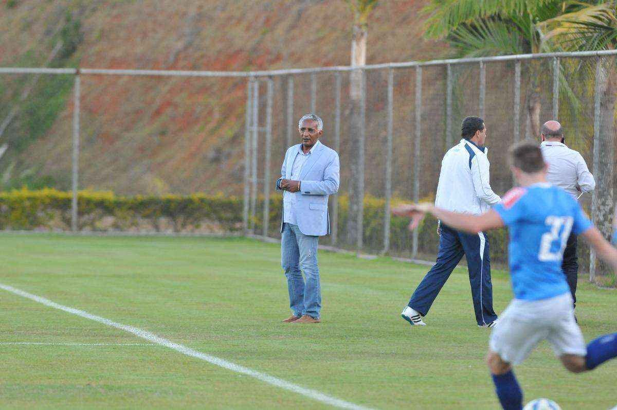 Alm da conversar com o lateral-direito Cear e o capito Fbio, novo diretor de futebol conversou com Luxemburgo e com o auxiliar Raul Plassmann