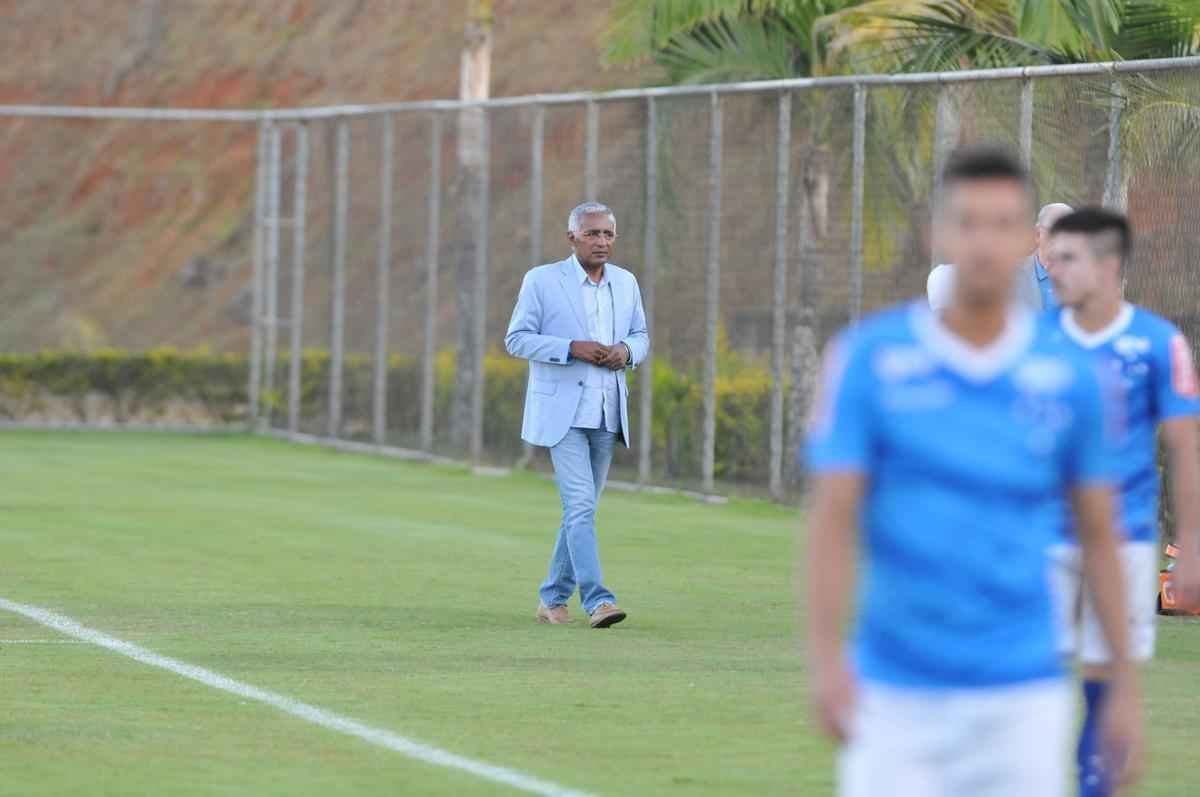 Alm da conversar com o lateral-direito Cear e o capito Fbio, novo diretor de futebol conversou com Luxemburgo e com o auxiliar Raul Plassmann