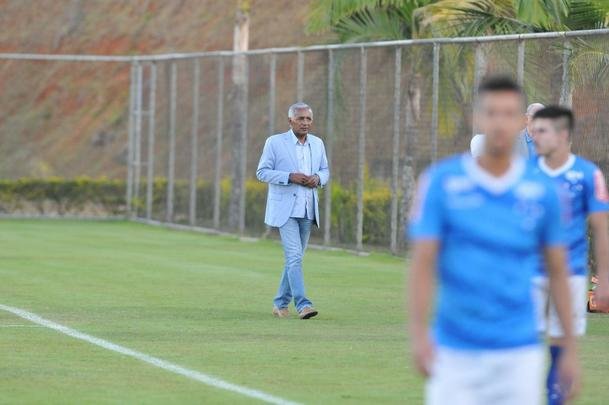Alm da conversar com o lateral-direito Cear e o capito Fbio, novo diretor de futebol conversou com Luxemburgo e com o auxiliar Raul Plassmann