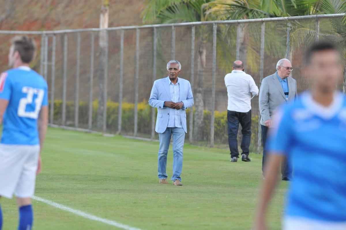 Alm da conversar com o lateral-direito Cear e o capito Fbio, novo diretor de futebol conversou com Luxemburgo e com o auxiliar Raul Plassmann