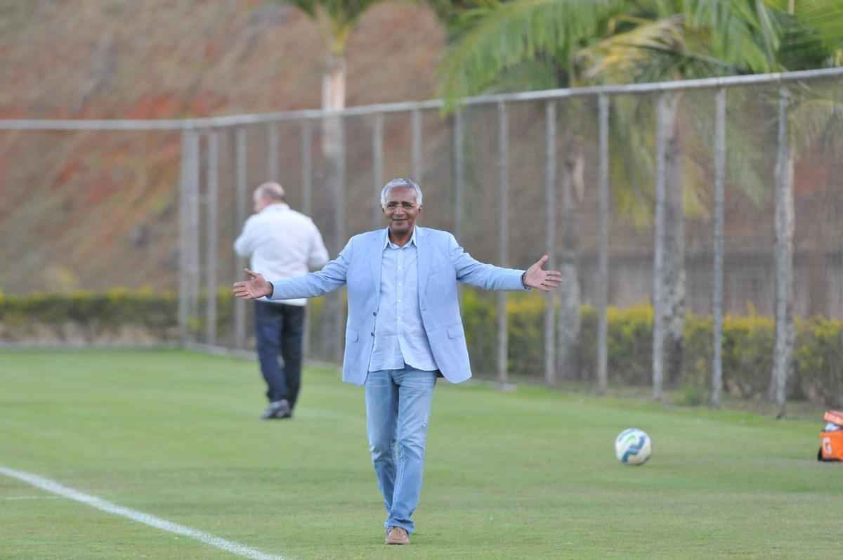 Alm da conversar com o lateral-direito Cear e o capito Fbio, novo diretor de futebol conversou com Luxemburgo e com o auxiliar Raul Plassmann