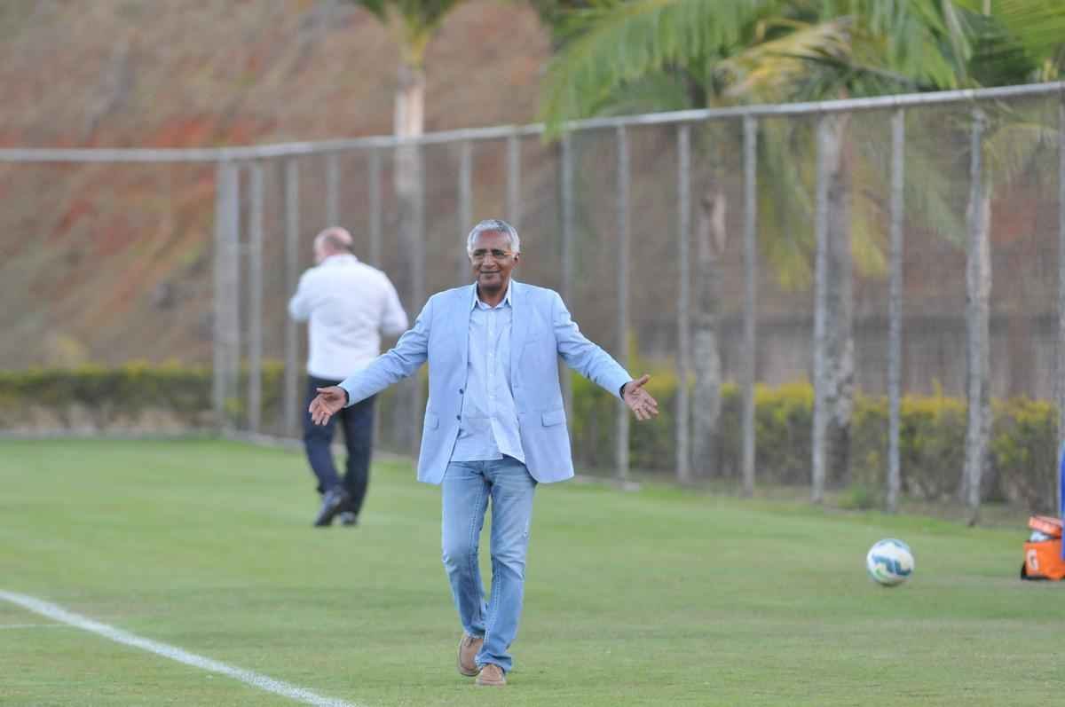 Alm da conversar com o lateral-direito Cear e o capito Fbio, novo diretor de futebol conversou com Luxemburgo e com o auxiliar Raul Plassmann