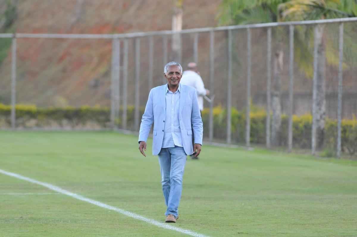 Alm da conversar com o lateral-direito Cear e o capito Fbio, novo diretor de futebol conversou com Luxemburgo e com o auxiliar Raul Plassmann