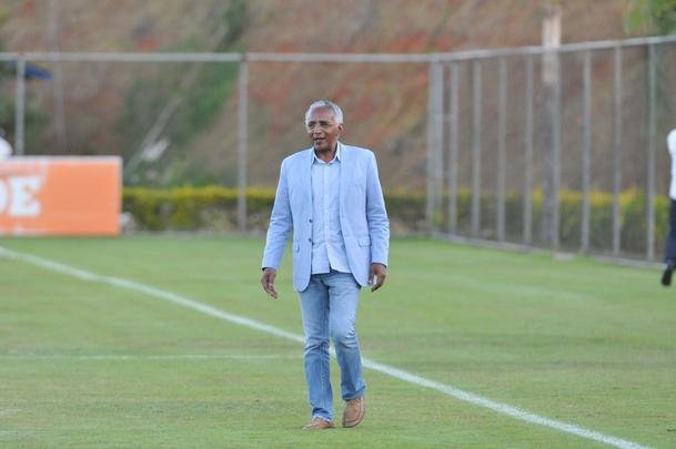 Alm da conversar com o lateral-direito Cear e o capito Fbio, novo diretor de futebol conversou com Luxemburgo e com o auxiliar Raul Plassmann