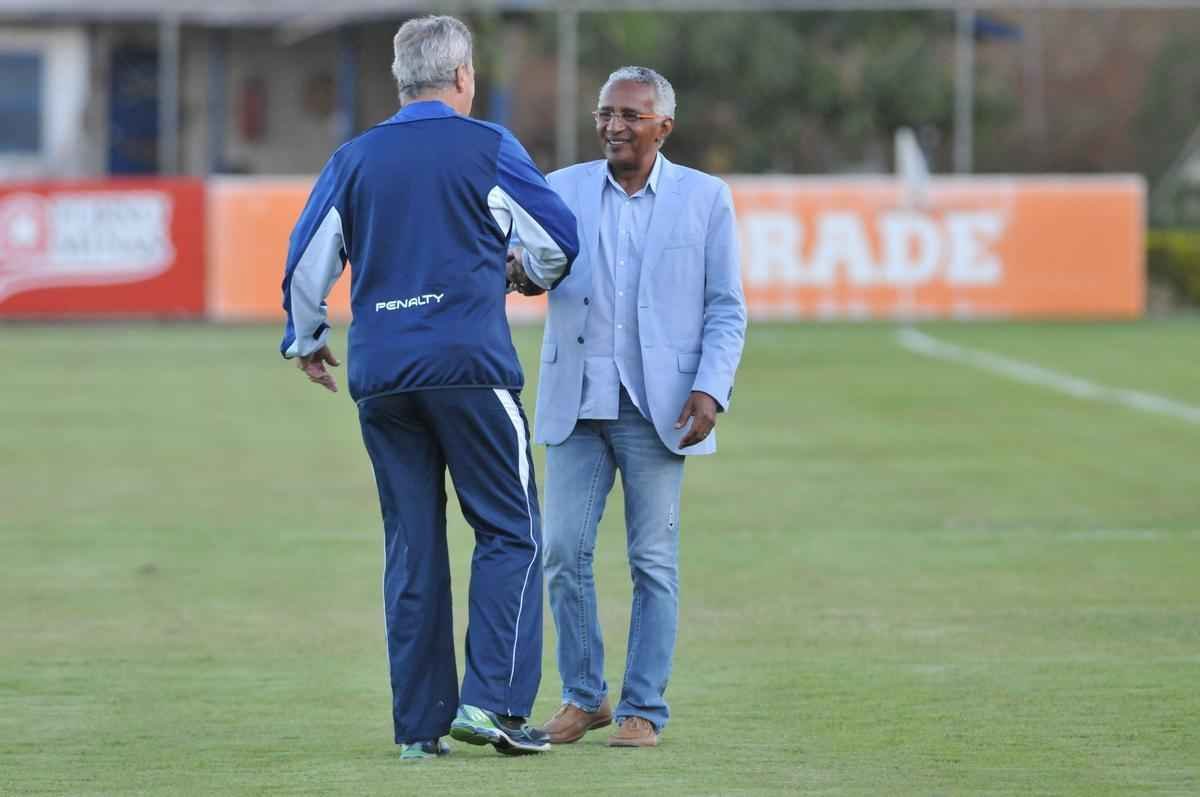 Alm da conversar com o lateral-direito Cear e o capito Fbio, novo diretor de futebol conversou com Luxemburgo e com o auxiliar Raul Plassmann