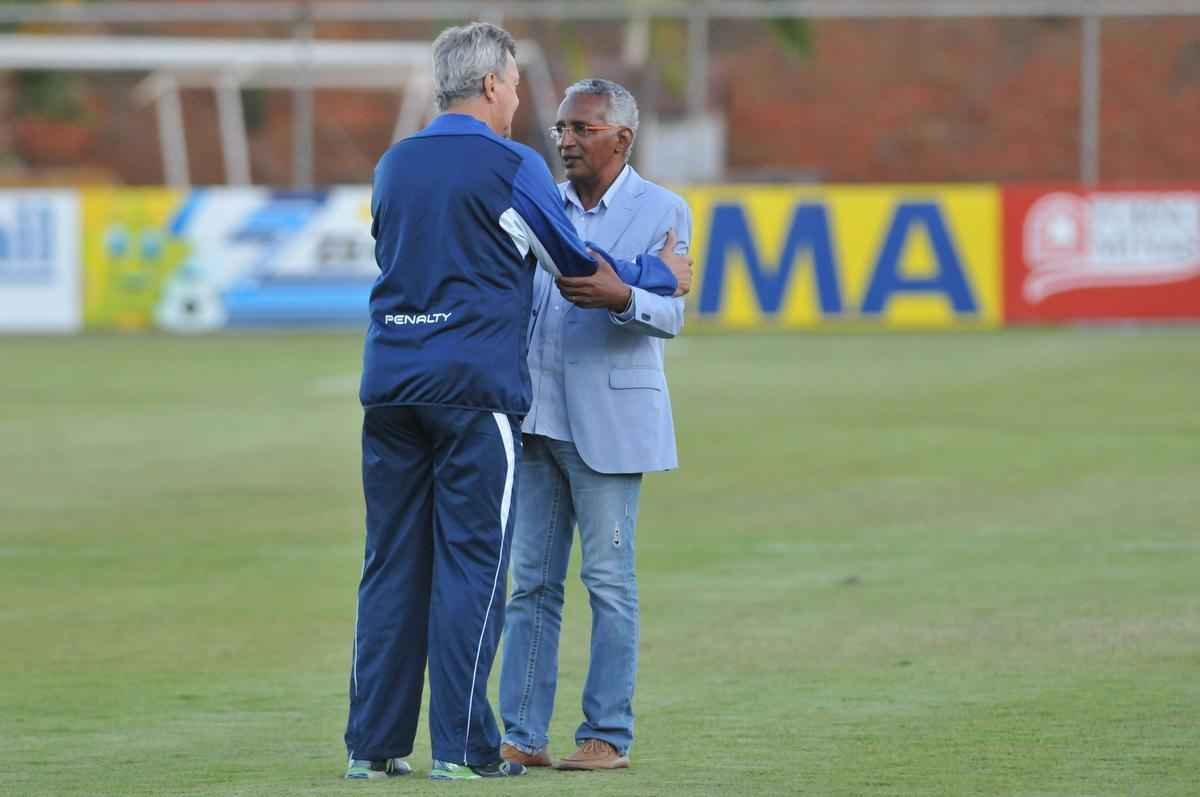 Alm da conversar com o lateral-direito Cear e o capito Fbio, novo diretor de futebol conversou com Luxemburgo e com o auxiliar Raul Plassmann