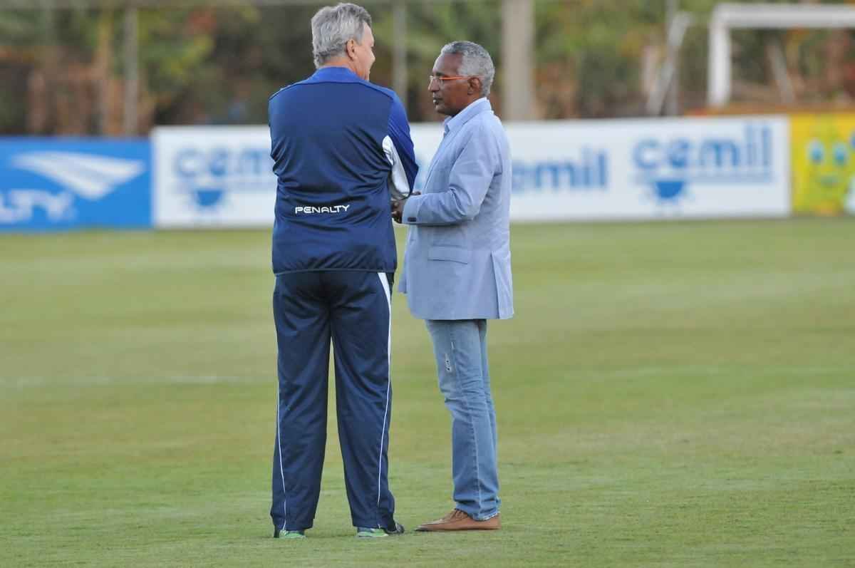 Alm da conversar com o lateral-direito Cear e o capito Fbio, novo diretor de futebol conversou com Luxemburgo e com o auxiliar Raul Plassmann