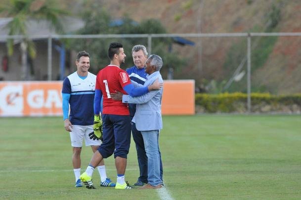 Alm da conversar com o lateral-direito Cear e o capito Fbio, novo diretor de futebol conversou com Luxemburgo e com o auxiliar Raul Plassmann