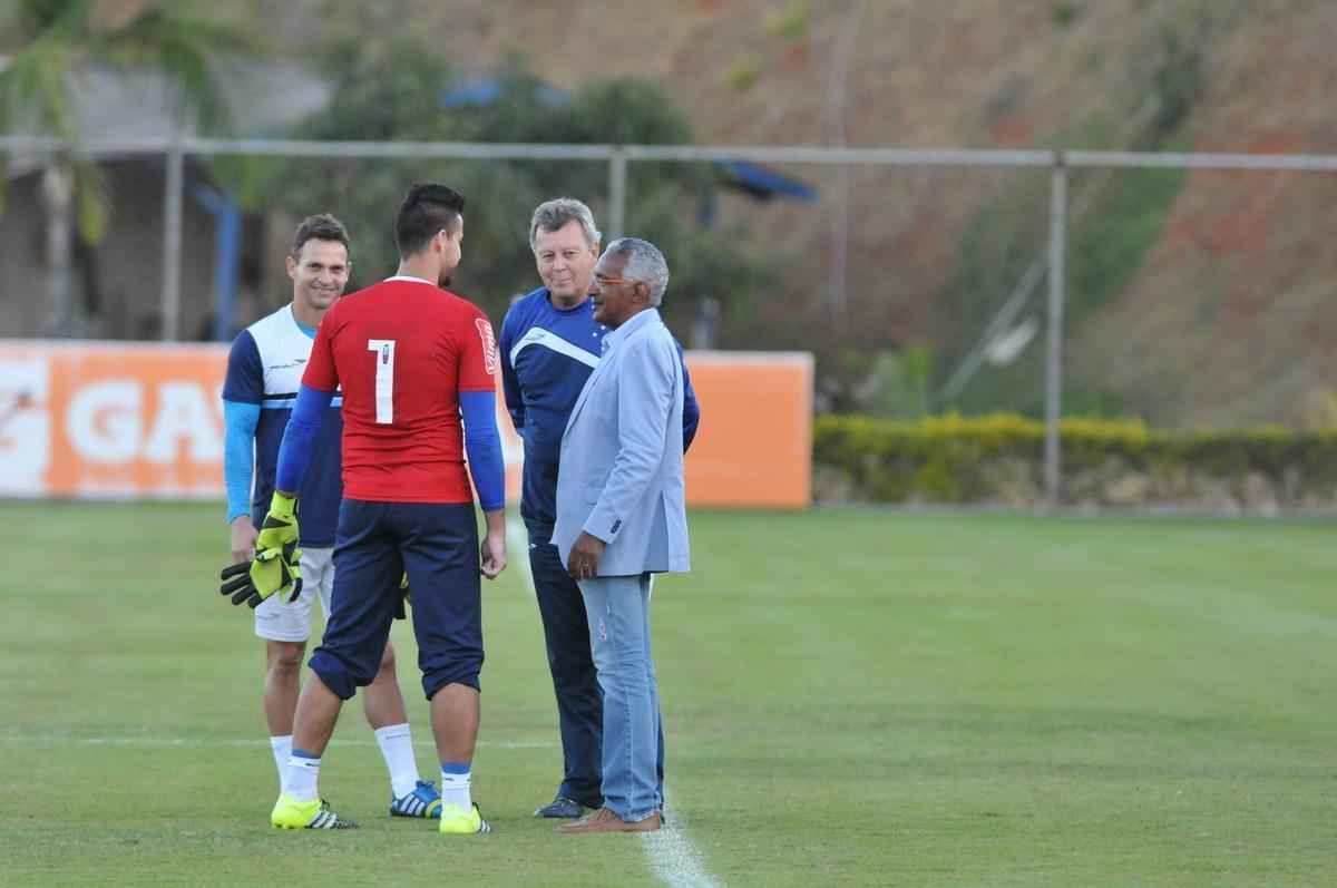 Alm da conversar com o lateral-direito Cear e o capito Fbio, novo diretor de futebol conversou com Luxemburgo e com o auxiliar Raul Plassmann