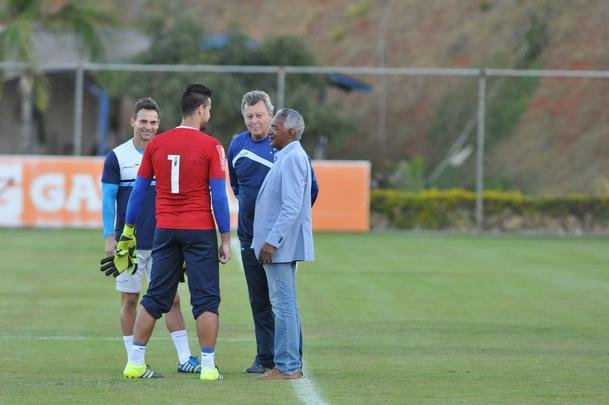 Alm da conversar com o lateral-direito Cear e o capito Fbio, novo diretor de futebol conversou com Luxemburgo e com o auxiliar Raul Plassmann