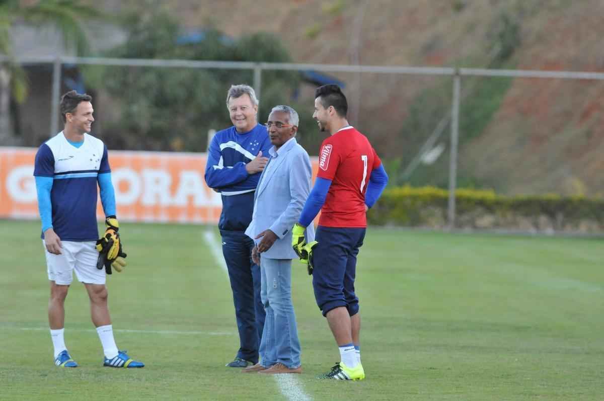 Alm da conversar com o lateral-direito Cear e o capito Fbio, novo diretor de futebol conversou com Luxemburgo e com o auxiliar Raul Plassmann