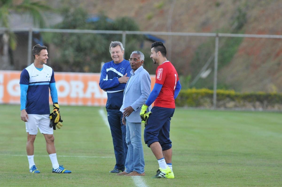 Alm da conversar com o lateral-direito Cear e o capito Fbio, novo diretor de futebol conversou com Luxemburgo e com o auxiliar Raul Plassmann