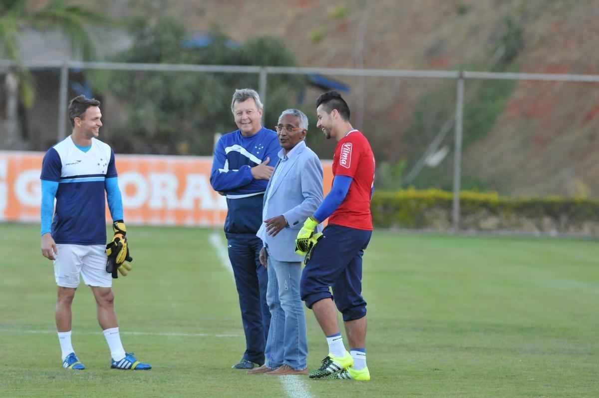Alm da conversar com o lateral-direito Cear e o capito Fbio, novo diretor de futebol conversou com Luxemburgo e com o auxiliar Raul Plassmann