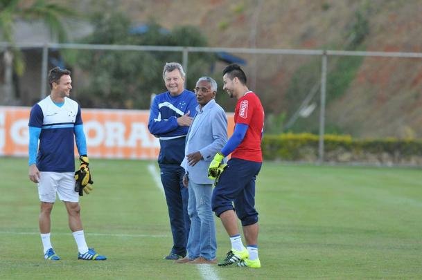 Alm da conversar com o lateral-direito Cear e o capito Fbio, novo diretor de futebol conversou com Luxemburgo e com o auxiliar Raul Plassmann