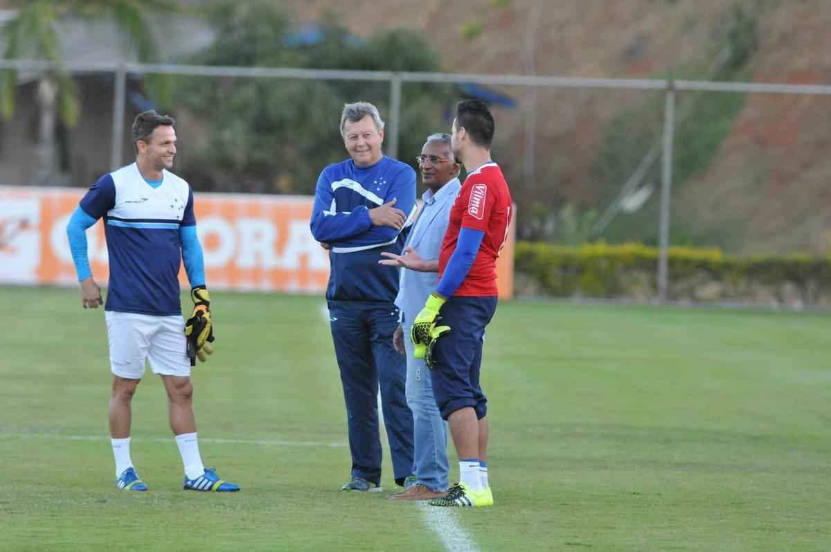 Alm da conversar com o lateral-direito Cear e o capito Fbio, novo diretor de futebol conversou com Luxemburgo e com o auxiliar Raul Plassmann