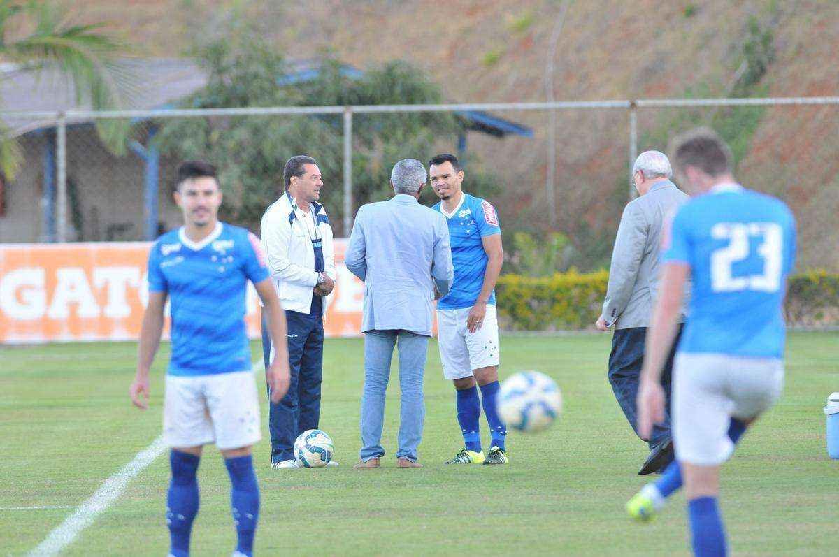 Alm da conversar com o lateral-direito Cear e o capito Fbio, novo diretor de futebol conversou com Luxemburgo e com o auxiliar Raul Plassmann
