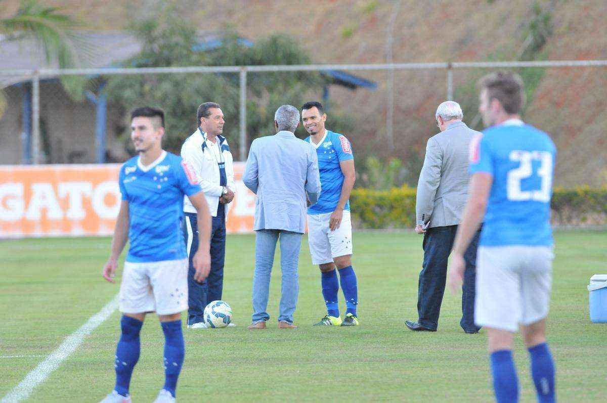 Alm da conversar com o lateral-direito Cear e o capito Fbio, novo diretor de futebol conversou com Luxemburgo e com o auxiliar Raul Plassmann