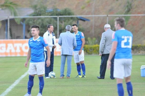 Alm da conversar com o lateral-direito Cear e o capito Fbio, novo diretor de futebol conversou com Luxemburgo e com o auxiliar Raul Plassmann