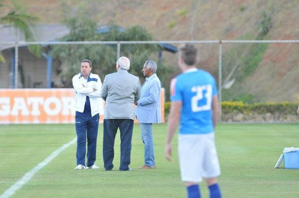 Alm da conversar com o lateral-direito Cear e o capito Fbio, novo diretor de futebol conversou com Luxemburgo e com o auxiliar Raul Plassmann