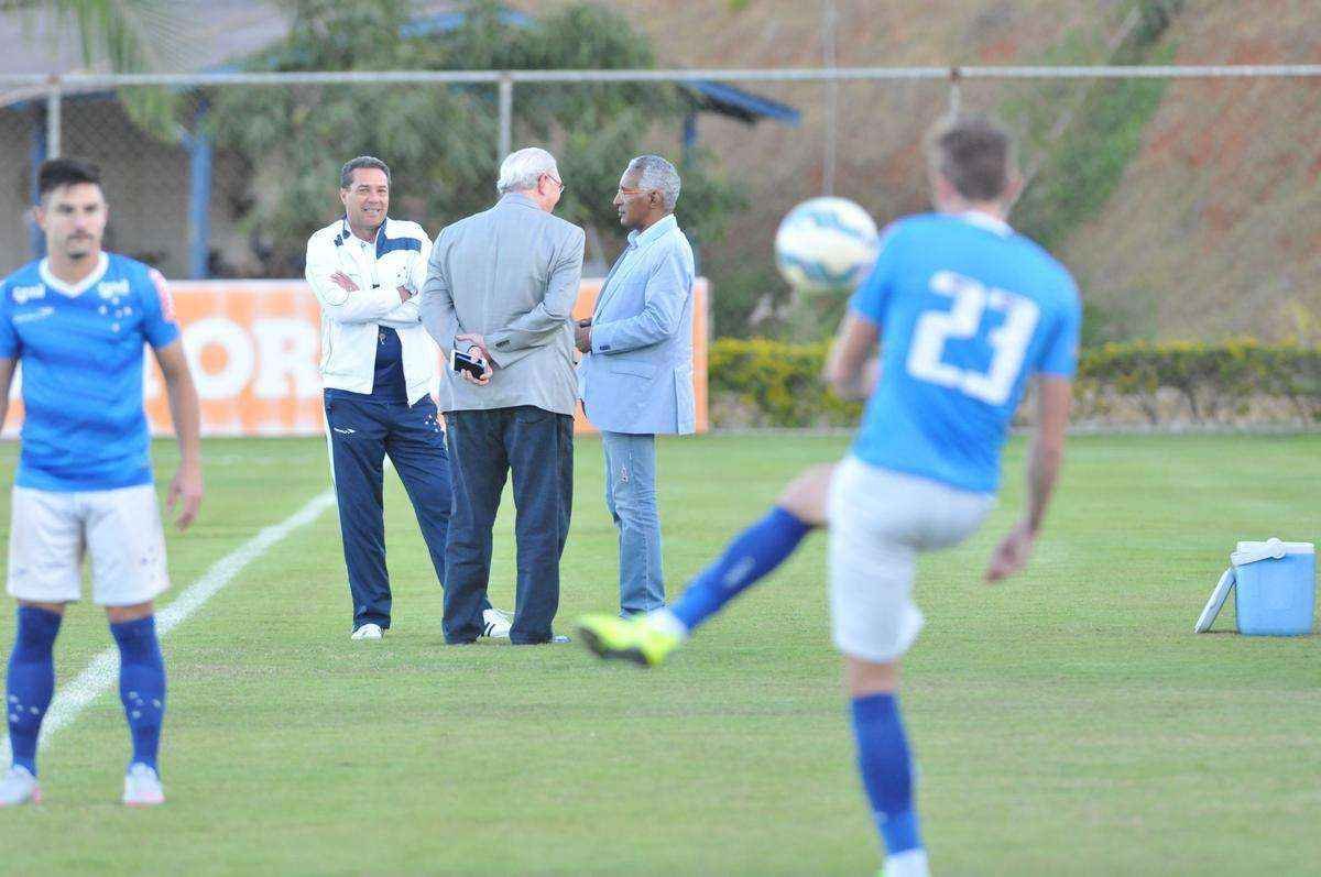 Alm da conversar com o lateral-direito Cear e o capito Fbio, novo diretor de futebol conversou com Luxemburgo e com o auxiliar Raul Plassmann