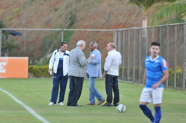 Alm da conversar com o lateral-direito Cear e o capito Fbio, novo diretor de futebol conversou com Luxemburgo e com o auxiliar Raul Plassmann