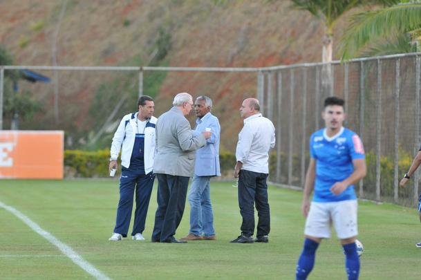 Alm da conversar com o lateral-direito Cear e o capito Fbio, novo diretor de futebol conversou com Luxemburgo e com o auxiliar Raul Plassmann