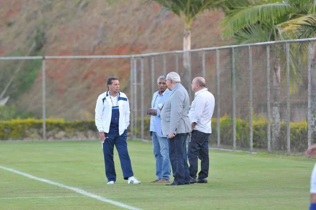 Alm da conversar com o lateral-direito Cear e o capito Fbio, novo diretor de futebol conversou com Luxemburgo e com o auxiliar Raul Plassmann