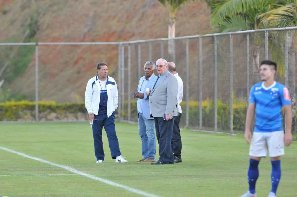 Alm da conversar com o lateral-direito Cear e o capito Fbio, novo diretor de futebol conversou com Luxemburgo e com o auxiliar Raul Plassmann