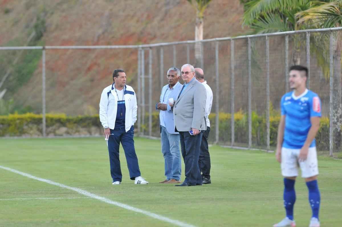 Alm da conversar com o lateral-direito Cear e o capito Fbio, novo diretor de futebol conversou com Luxemburgo e com o auxiliar Raul Plassmann